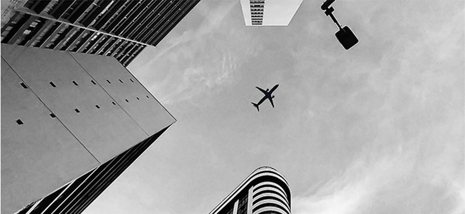 Foto em preto e branco de avião voando no céu

Descrição gerada automaticamente